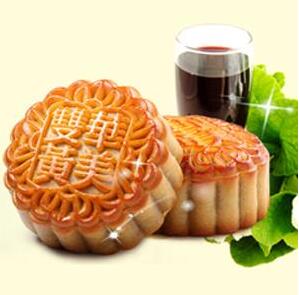 春去秋來(lái)收獲日， 金秋團(tuán)圓月，華美月餅香。待到月圓中秋夜， 歸故里，見(jiàn)爹娘。
